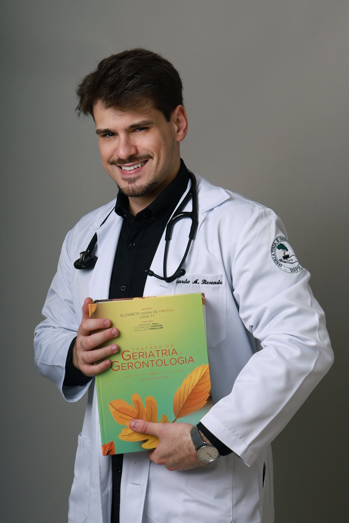 Dr. Bernardo Resende com jaleco em contexto profissional